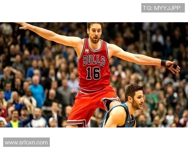 快船公牛对决保罗精彩扣篮瞬间引爆全场热情